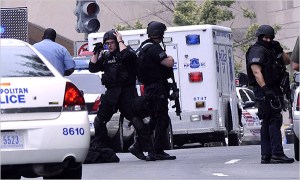 Police in body armor outside US Holocaust Museum [Shawn Thew/European Pressphoto]